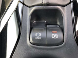 HOLD機能付きの電動パーキングブレーキ。HOLD機能を使用すると、信号待ちなどでフットブレーキから足を放しても、車は動かずそのまま停車してくれます。ドライブなど足が疲れた時には便利な機能です。
