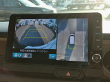 マルチビューカメラ搭載。車両前後左右に装備した4個のカメラで上空から見下ろしたように路面を映し出す「グラウンドビュー」などの高精細な映像をボタン操作で状況に応じナビ画面に表示します。
