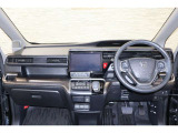 操作性に優れた運転席となります!小物入れや各ボタンの配置にこだわり、使いやすいです!座り心地もよく視認性も良好なのでロングドライブもお任せ下さい!