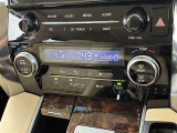 デュアルエアコンとは、運転席と助手席で、個別に温度設定ができる機能です。気温の感じ方は、人それぞれ違うもの。乗る人に優しい機能ですね。