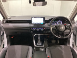 車内は光触媒抗菌消臭施工済です。スタイリッシュなデザインでスポーティなインパネ周りを演出します。グローブボックスやカップホルダーのほかにトレーなどたくさんの収納スペースが付いています。