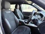 インパネ周りの画像です。ステアリングスイッチではオーディオ・エアコン操作が可能です。運転中のご利用は十分にご注意ください。