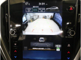 後方の映像を車内の11.6インチディスプレイに表示。 ステアリング操作に連動して動くガイドラインが、駐車や車庫入れをよりスムーズにサポート。狭いスペースでも安心して操作できる頼れる機能です。