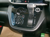 操作しやすいシフトレバーとタッチ式エアコンパネルで運転も楽々です。
