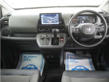 運転にかかわる様々な操作を安全に行えるように視点移動が少なく、操作性に配慮されたスイッチ類が凝縮されたコクピットです。