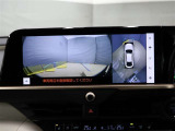 【パノラミックビュー&ワイドフロントビュー】見通しの悪い交差点などでも、車両の前後左右に設置したカメラによって、ワイドな左右視界をナビ画面に表示します。