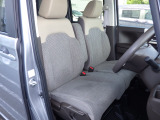 フロントは助手席と繋がったベンチシートで、運転席は高さが調整できるハイトアジャスター付きです。また、ハンドルも高さの調整が出来るチルトステアリングです