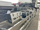 運転席側にステンレス製の工具箱が付いています。