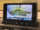 リバースギアに入れるだけで後方の表示へ切り替わります。夜間や雨の日の駐車も楽になりますよ。