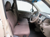 フロントベンチシートだから運転席助手席足元もゆったり広々快適です。助手席への移動も楽々です。