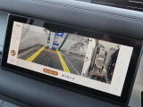 サラウンドカメラ(360&deg;カメラ)『車載のカメラを駆使し、車を真上から見下ろしている映像に変換、センターディスプレイに表示させ、安全な駐車をサポート。縦列駐車や狭い場所への駐車に大きく役立ちます。』