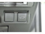 スマートキーや運転席のボタンを押すだけでリアゲートが自動で開閉します!荷物を持っている時や、高い位置にあるバックドアを閉める際に便利な機能です