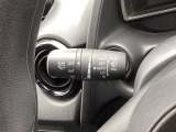 レバーをAUTOの位置にしているとき、レインセンサーが雨を感知すると、雨量に応じてワイパーが自動で作動してくれるオートワイパーを装備!設定変更で非作動にすると、間欠作動に固定されます。