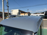目立つキズ凹み等はありませんが、中古車という商品の特性ルーフには子キズや塗装しみがあります