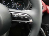 MRCC(マツダレーダークルーズコントロール・全車速追従機能付き)の機能に加えて、CTS(クルージング&トラフィックサポート)が装備されています。※MRCCに加えて、ステアリングアシスト機能が追加されています。