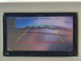 カラーで後方映像をモニターに映し出してくれるので、ショッピングモールのような狭い駐車場であったとしても障害物を見つけ、楽々駐車することができますね。