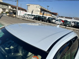 目立つキズ凹み等はありませんが、中古車という商品の特性ルーフには子キズや塗装しみがあります