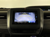 後退時に車両の後ろ側をモニター画面に表示します。車庫入れが苦手な人もこれで安心♪