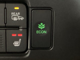 ECON モードをON にするとアクセルペダルの動きに対するエンジンの反応とエアコンの制御を切り換えることで、燃費のいい運転をするドライバーがペダルを踏んだ時と同じようにエンジンを制御します。
