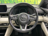 インテリアに合わせたデザインのステアリングは、運転される方のことも考え、運転しやすい形状、大きさです。是非一度、実際に触ってお確かめください。