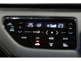運転席と助手席の温度設定の変更が可能な左右独立タイプのデュアルエアコンです♪♪♪暑がりな人・寒がりな人も誰もが車内を快適にお過ごしいただけます♪♪♪