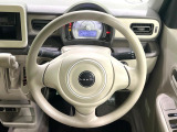 インテリアに合わせたデザインのステアリングは、運転される方のことも考え、運転しやすい形状、大きさです。是非一度、実際に触ってお確かめください。