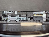 トランクルームにはタイヤパンク修理キットとコンプレッサーがございます。