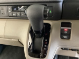 CVT車のセレクトレバーです。低速から高速まで、変速ショックのないスムーズな走りと、エンジン効率のよい領域を維持して燃費にも貢献します。サイドブレーキはスイッチ操作の電子制御パーキングブレーキです。