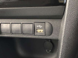 こちらのクルマはUSB接続コネクタも装備されています♪スマホの充電などにお使い下さい。ご旅行中での充電切れも、これなら心配いりませんね!