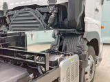運転席側にステンレス製の工具箱が付いています。