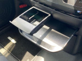 インストセンターロアBOX・グローブBOX・カップホルダー付きインストセンタースライドトレイ等、車内に持ち込んだ小物やドリンクが片付く収納も充実です。