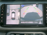 リバースにシフトするとまるで上空から見下ろしているような感じにナビゲーション画面映し出します