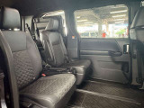 助手席側から見た車内の画像です。使い勝手の良い装備が整う上質な空間が広がっています。シートも快適で乗る人に安心感を与えます。