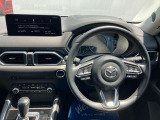 人間工学を駆使して設計された運転席周りのデザインで、ドライビングポジションも取り易く、快適な運転を楽しんでもらえます。