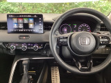 スマートフォンなどの充電に便利なUSBジャック。運転席からも助手席からも使いやすいです。【ワイヤレス充電器】Qi対応のスマートフォンを置くだけで充電ができます。
