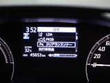 レーンディパーチャーアラートとは車線または走路からの逸脱の可能性を警告すると共に、車線または走路からの逸脱を避けるためのハンドル操作の一部を支援する機能です。詳細は販売店スタッフまでおたずねください。