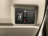 左側電動スライドドアは運転席からでも操作ができるように、ハンドル付近に開閉の操作スイッチが付いています。