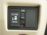 ◆片側電動スライドドア◆狭い駐車場でも乗り降りが楽々♪お子様が隣の車にドアを当ててしまう心配もございません!小さなお子様連れの方もこれで安心。