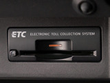コンソール内一体型のビルトインETC装備!見た目の部分も良いですが、ETCカードの盗難防止になる設置箇所です!料金所の渋滞回避!時間帯・日によって料金の軽減を受けられます!ストレス知らずのドライブ!