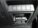 こちらのお車には先進安全装備が多数搭載されています。衝突被害を回避あるいは軽減するためのブレーキや、後方死角からの接近警報、車線逸脱を防止する警報装置など、詳しくはスタッフまでお尋ねください。