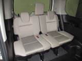 ロングドライブも快適な、広い室内空間を実現しました。ゆとりの室内長に加え、3列すべてのシートに余裕のヘッドルーム、頭上も足元も広々。