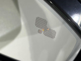 ブラインドスポットモニター『左右斜め後ろを平行して走る車を認識し、車線変更の際に危険を察知するとドライバーへ警告を促します。夜・雨・トンネル内など走行時の環境が悪い時ほど便りになる安全装置です。』