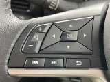 ハンドルから手を離さずにオーディオの操作ができるステアリングスイッチ付