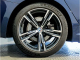 【BMWアロイホイル】軽量かつ強度に拘ったアロイホイル。走行性能ポテンシャルを引き出す設計。車の足元を引き締めてくれる大きなポイントはアロイホイルです。