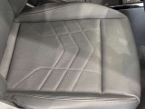 運転席になります。