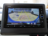 バックカメラの画像です。ガイドラインがスムースな車庫入れをサポートいたします。車庫入れの安心感がアップしますね。