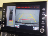 後方の見える安心をお届けするバックガイドモニター付:バックするときのアシストラインもあって楽々バック!車庫入れや縦列駐車をサポートし、苦手な駐車も安心です!今やもう手放せない装備ですネ♪