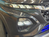 【LEDヘッドライト】悪天候や夜間走行時も良好な視界を確保し安心して運転できる高輝度LEDヘッドライトを装備!点灯速度が早く、消費電力も抑えられています。