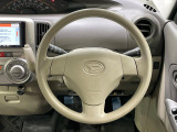 インテリアに合わせたデザインのステアリングは、運転される方のことも考え、運転しやすい形状、大きさです。是非一度、実際に触ってお確かめください。