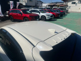 目立つキズ凹み等はありませんが、中古車という商品の特性ルーフには子キズや塗装しみがあります